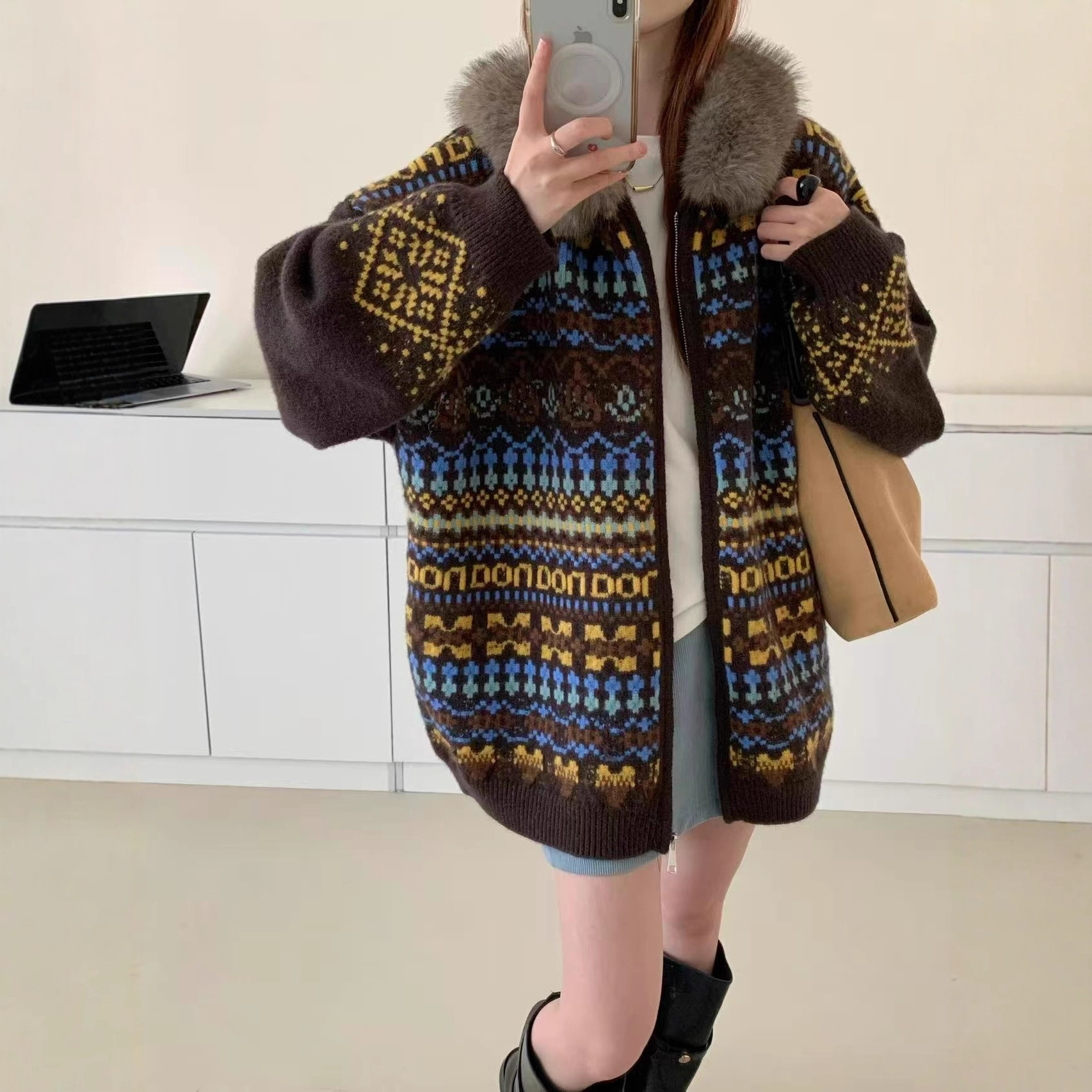 2025年冬季新款设计师款款复古提花连帽毛领拼接前拉链针织开衫女