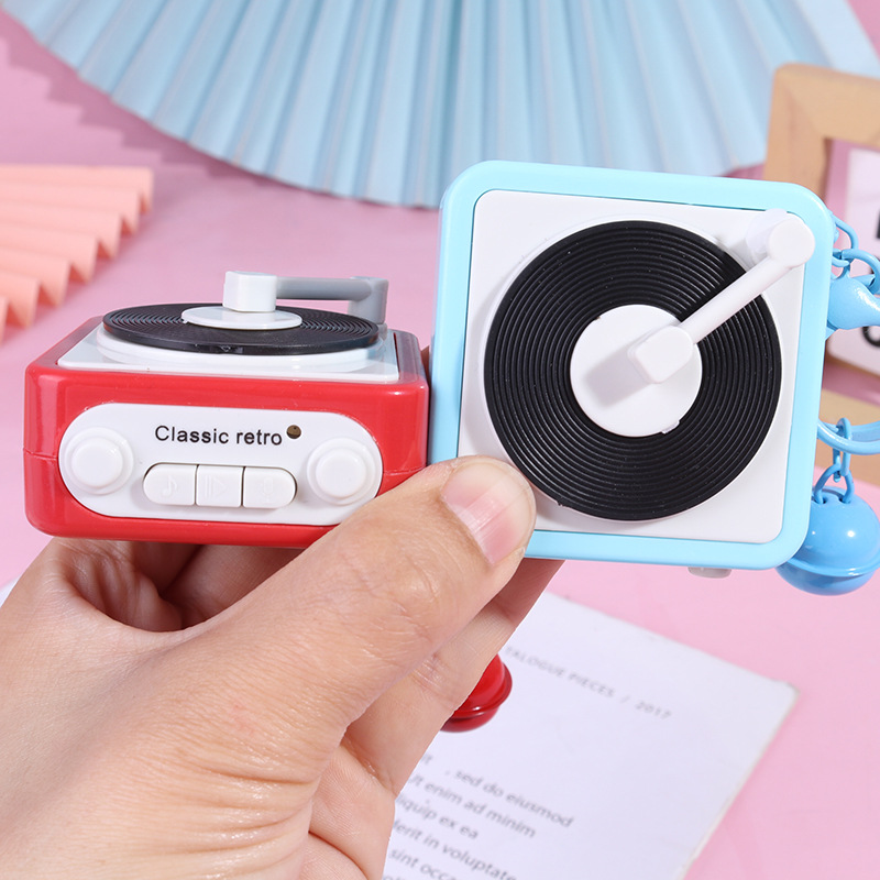 Creativo retro grabadora de voz colgante descompresión caja de música juguete bolso de niña llavero colgante juguete pequeño