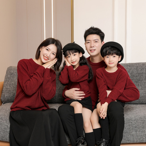 A family of three and four, mother, son, father, son, mother and daughter, soft and silky double-sided velvet family portrait, parent-child clothing, family clothing
