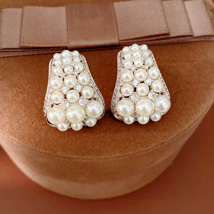 Agujas de plata zircon perlas redondas pendientes de perlas cortesanas exquisitas pendientes personales de nicho ligero de lujo alta sensación de pendientes al por mayor