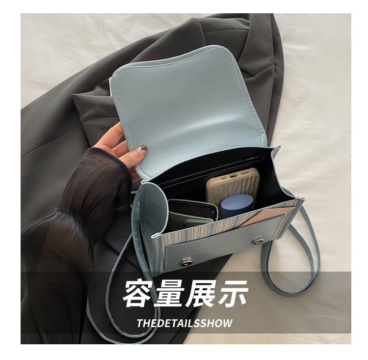 The new backpack for the autumn of 2024 is a fashionable and simple hand-held student single-shoulder bag with a checkered lid and a retro crossbody style undefined
