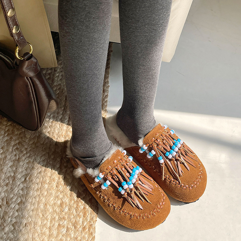 Guốc lười lông dày nữ mũi tròn kiểu Birkenstock có tua rua và hạt — màu nâu