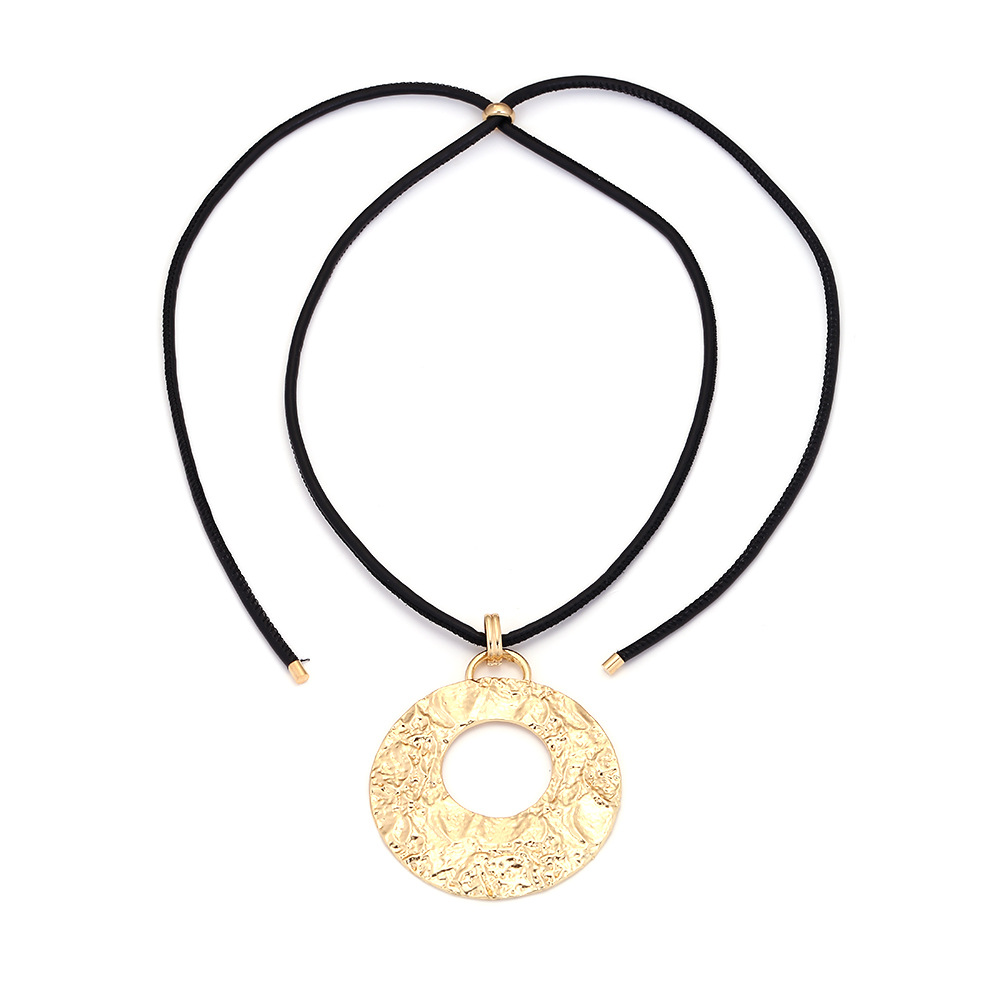 ZA复古凹凸纹理圆形金属吊坠项链欧美踩线pu皮绳捶打纹圆圈项链女