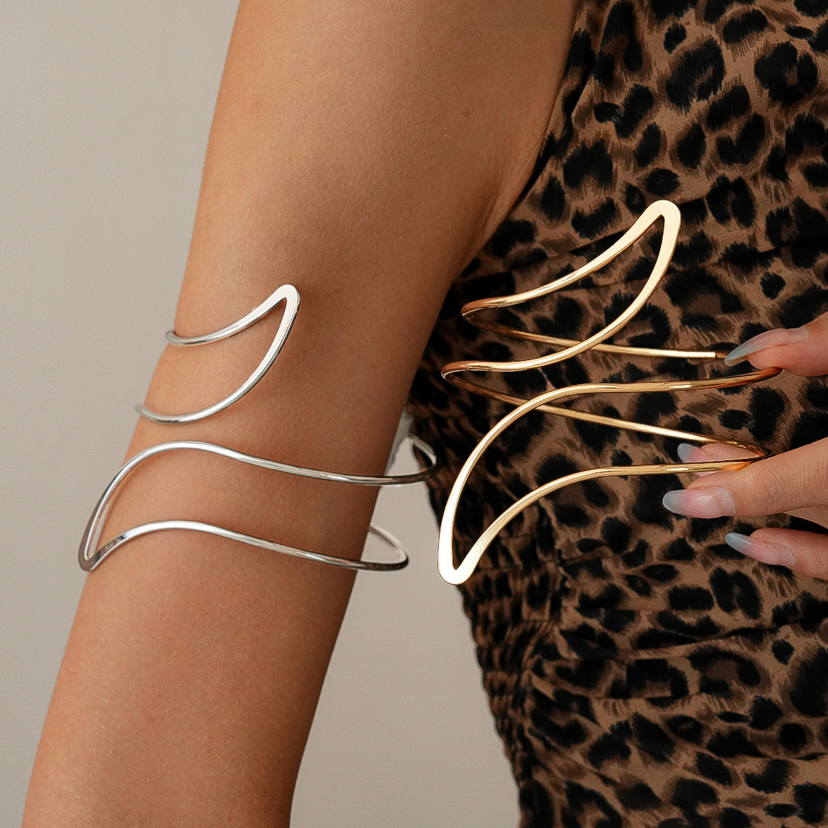 Europa y los Estados Unidos metal línea irregular de hoja hueco brazalete de apertura nicho transfronterizo de alta sensación joyería para mujeres