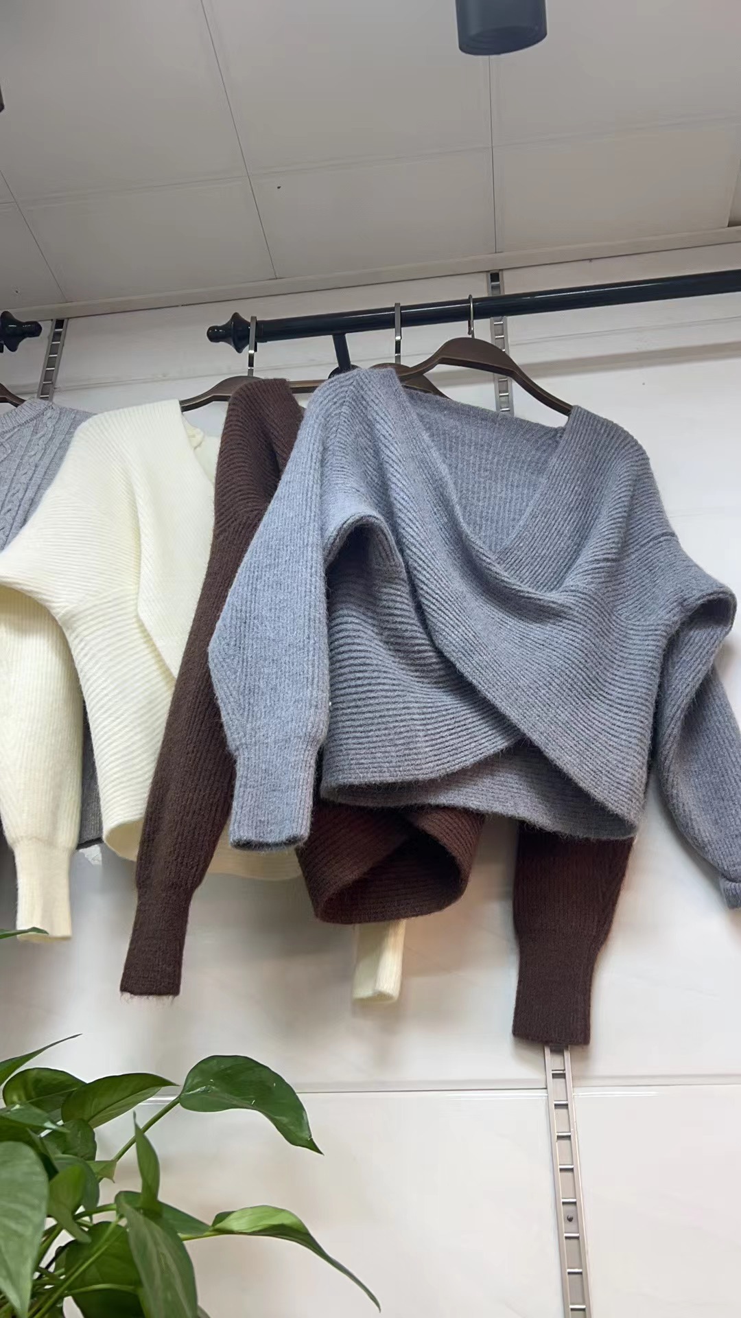 Oversized-Pullover mit V-Ausschnitt – 3D-Strickpullover mit geometrischem Muster (Einheitsgröße, Grau/Weiß/Schwarz, Arctic-Fleece-Mischung, unverzichtbares Kleidungsstück für den Winter)_voghion.com