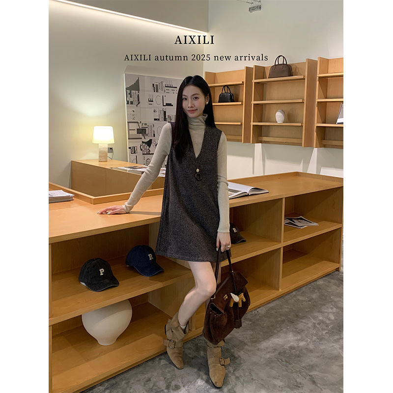 爱西里2025秋冬气质简约高级v领内里加绒保暖叠穿背心连衣裙15595