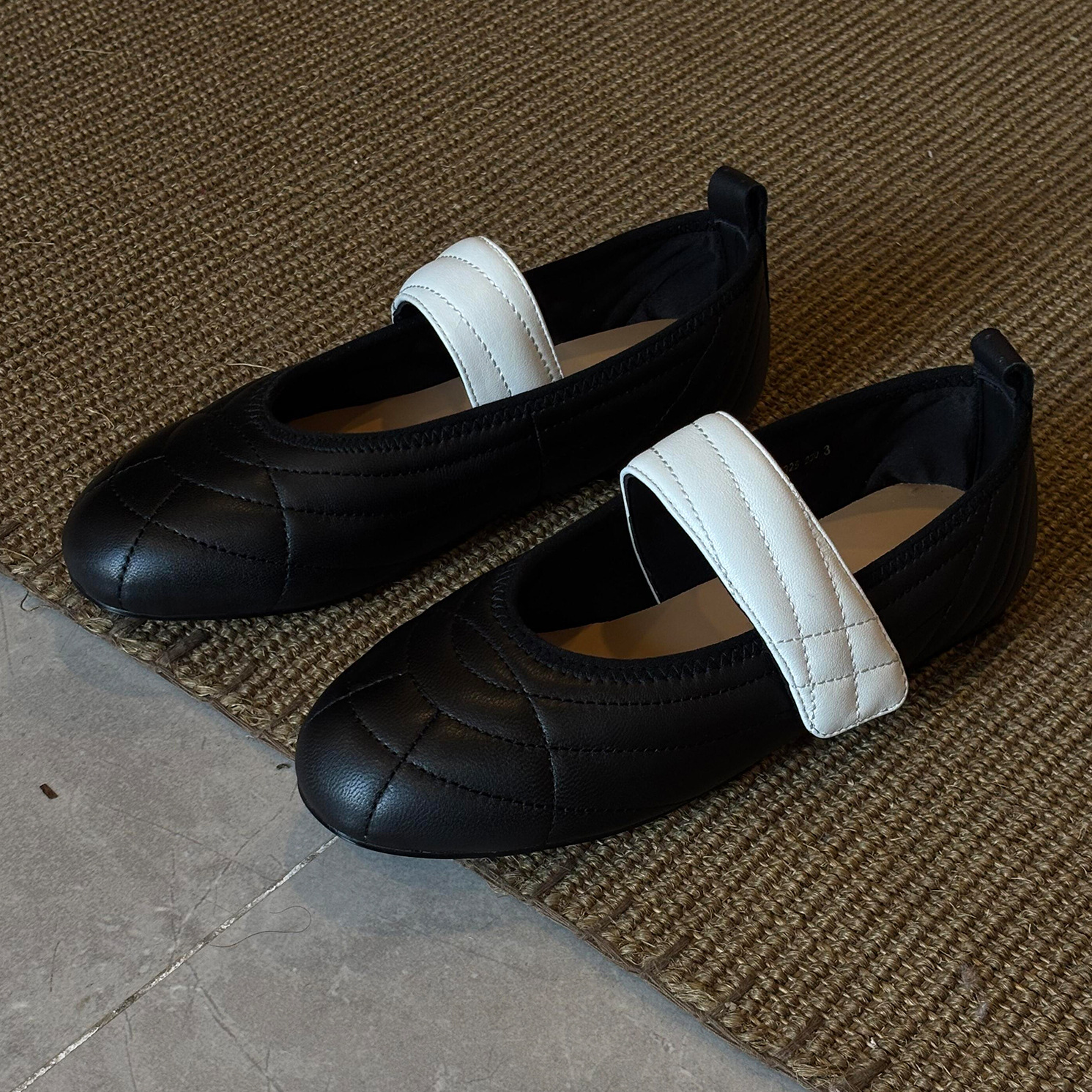 2025 Autumn New Korean Style Retro Soft Surface Color Matching Velcro Shallow Mouth Shoes Women's Gentle Round Toe Ballet Shoes