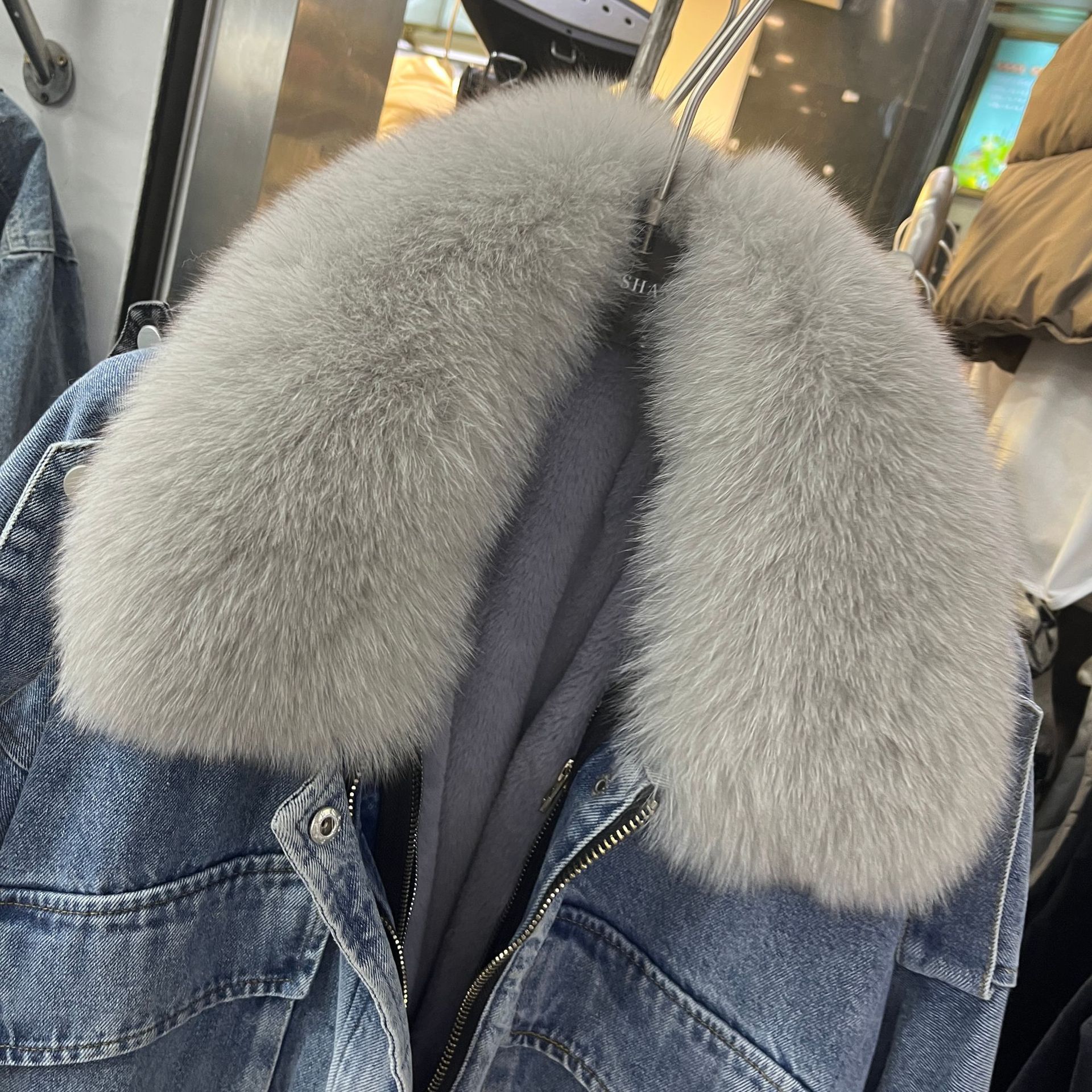 Damenbekleidung: Neue Winterjacke aus Pelz und verdicktem Samt mit abnehmbarem Futter aus Jeansstoff für Damen_voghion.com