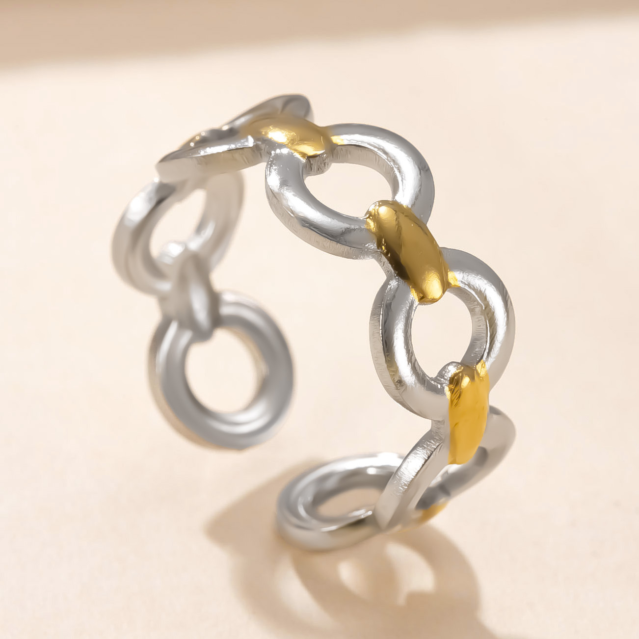 Venta caliente transfronteriza anillo de acero inoxidable diseño de nicho femenino anillo abierto a juego de colores aceite hueco amor fábrica de anillos de acero de titanio