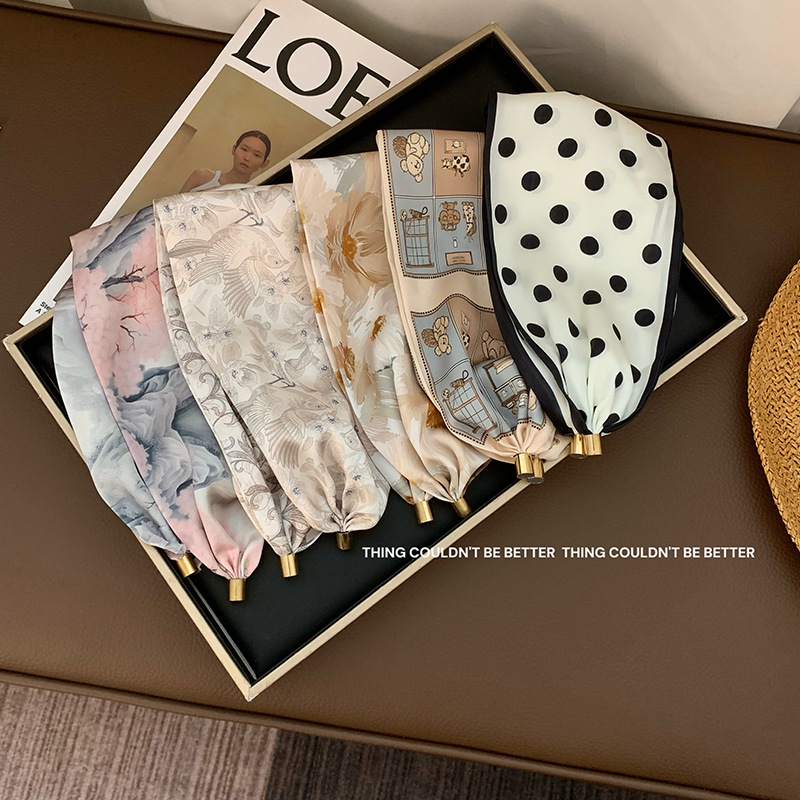 Bufanda de seda de lunares Sentido avanzado Nuevo estilo nacional Flor Protector de cuello Decoración de clavícula Bufanda pequeña Protector de cuello Bufanda de seda magnética