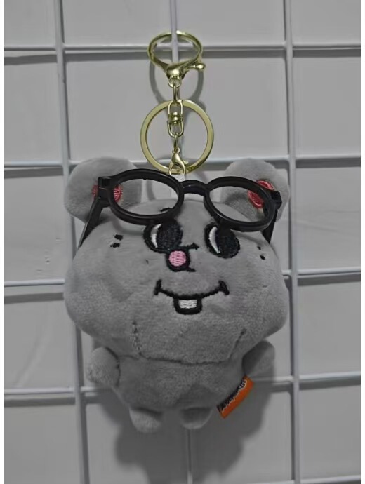 ネットレッドのぬいぐるみとラットのリュックサックのぬいぐるみのぬいぐるみが女の子のぬいぐるみを持ってきた|undefined