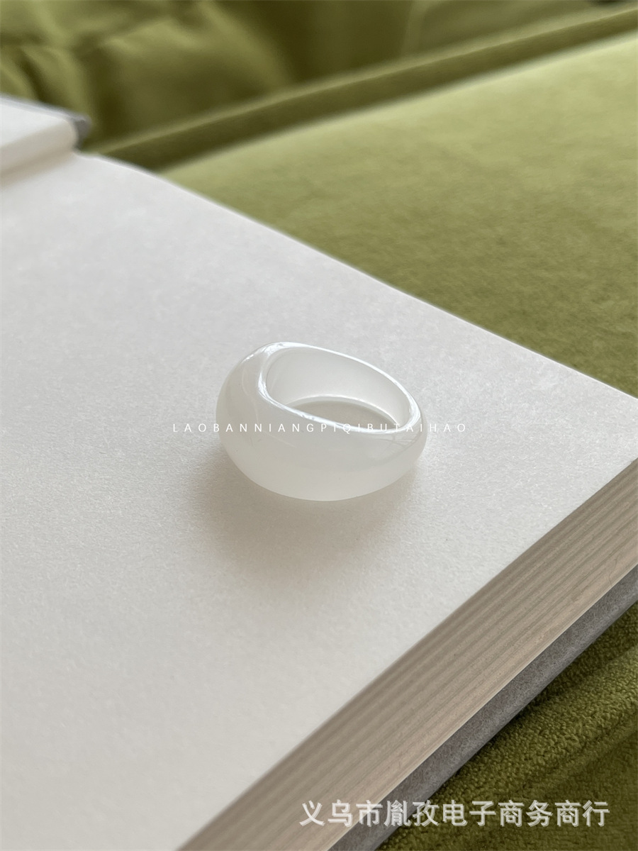 El pequeño blogero del libro rojo con el mismo anillo de resina en forma de tesoro único de nicho, anillo de viento frío para atraer riqueza