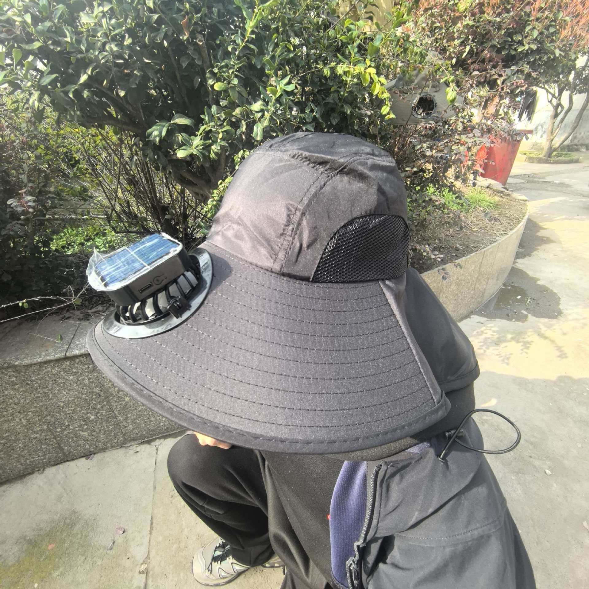 Black cloak, sun hat, square air fan