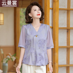 母の日の新しい中国式のお母さんの夏服のサテンのジャカードのシャツの中高年のファッションの洋風の7分の袖はやせている上着を現します。