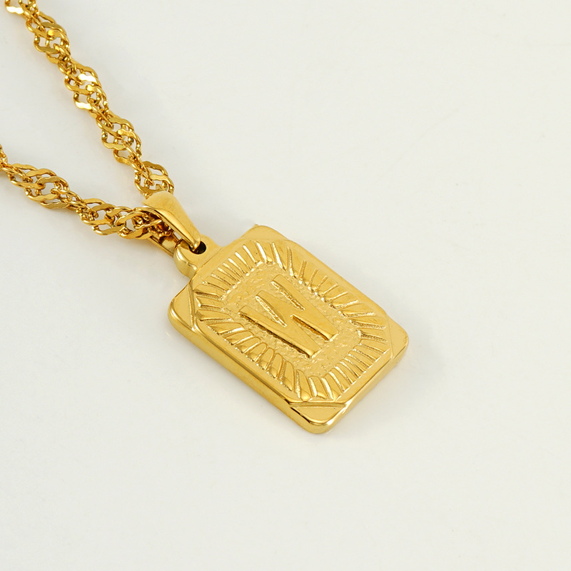 Collar de cadena de onda de agua cuadrada de acero inoxidable europeo y americano transfronterizo moda de mujer Luz de lujo todo fósforo titanio acero 26 letra colgante
