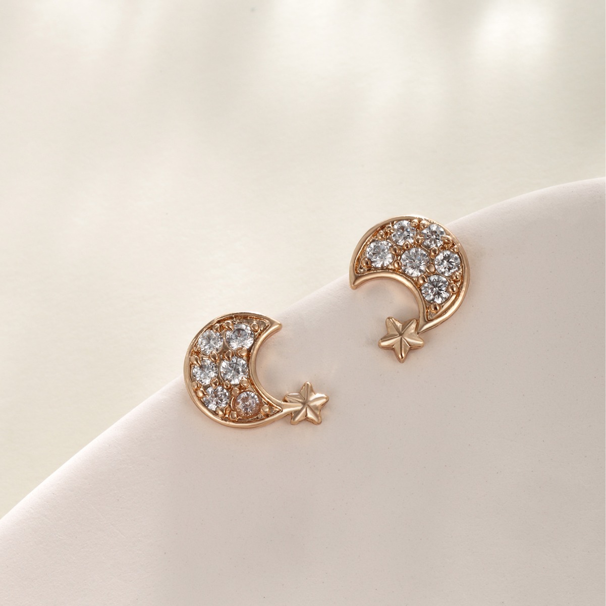 Joyería Xuping aleación de diamante completo pendientes de zircón ligero de lujo de alto nivel sensación de pendientes lindos japoneses y coreanos pendientes de luna estrella para mujeres