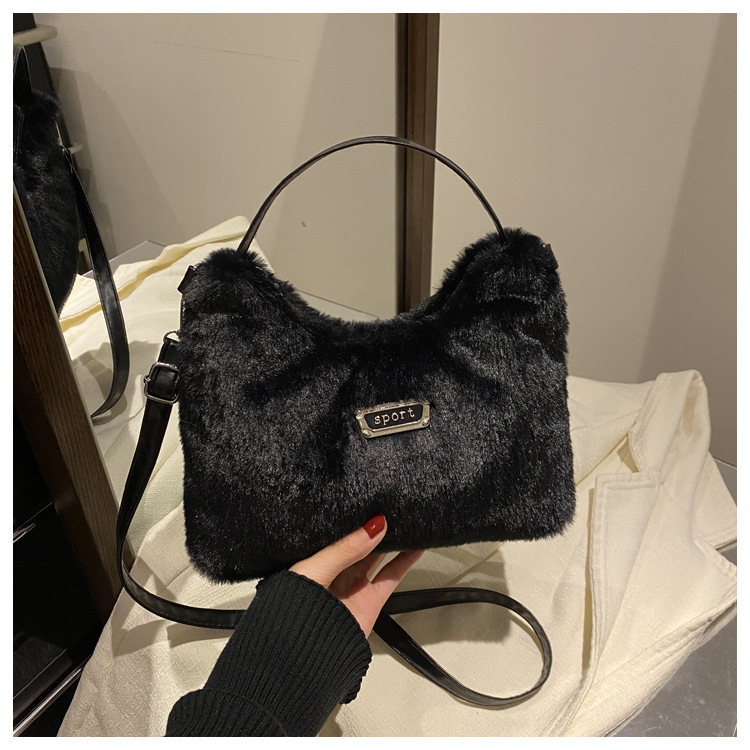 新しい秋冬のぬいぐるみはミンクの毛をまねてファッション的な洋気のペンダントの純色の大容量の斜め掛けの片肩のハンドバッグの女性の柔らかいです。|undefined