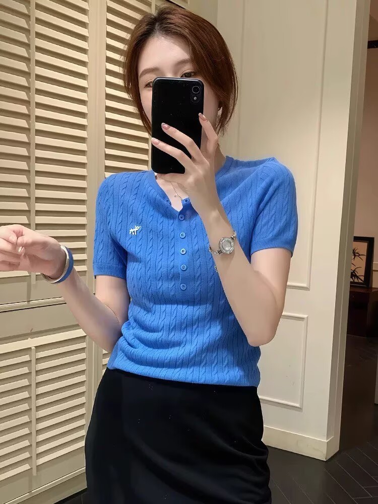 Áo thun ngắn tay nữ cổ tròn, phom ôm, họa tiết thêu hoa văn nổi — Màu xanh da trời