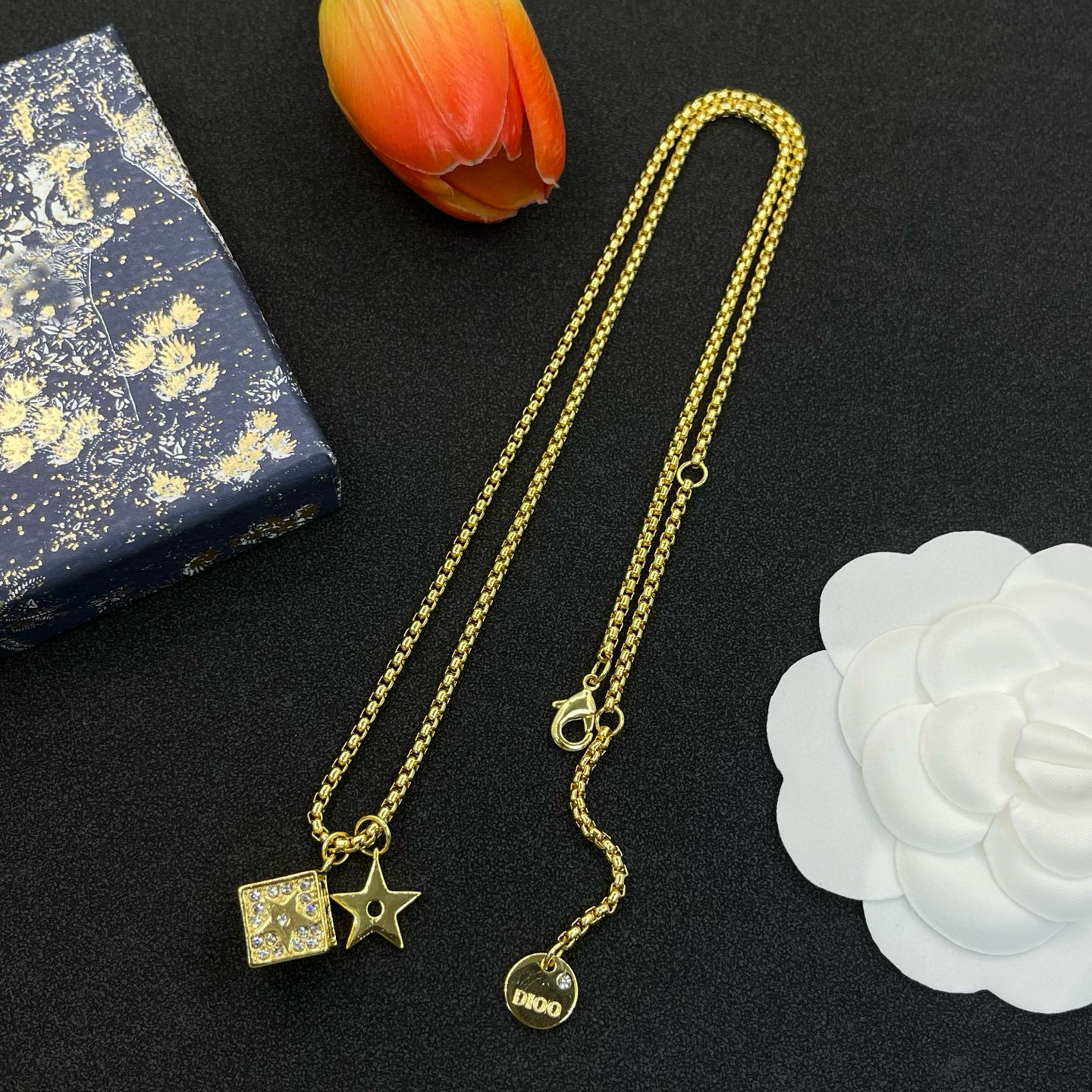 Bijou talisman de protection 2025, nouveau collier en laiton pour femmes, vente en gros, bijou de niche inaltérable, style Instagram, pendentif carré plaqué or._voghion.com