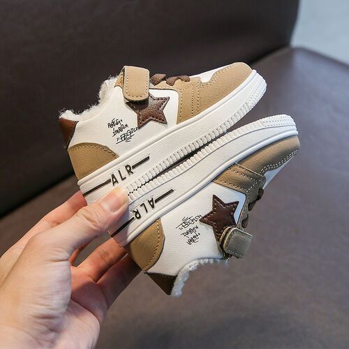 A children's board shoe for men and women,  autumn and winter new style, padded and thick, wholesale and trendy.