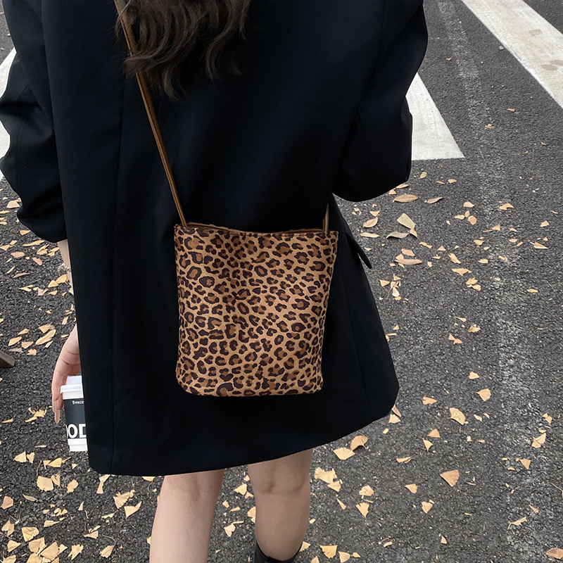Transfronterizo leopardo bolso 2025, otoño y invierno nuevo bolso de cubo de gran capacidad, bolso de hombro retro de mujer, bolso de transporte