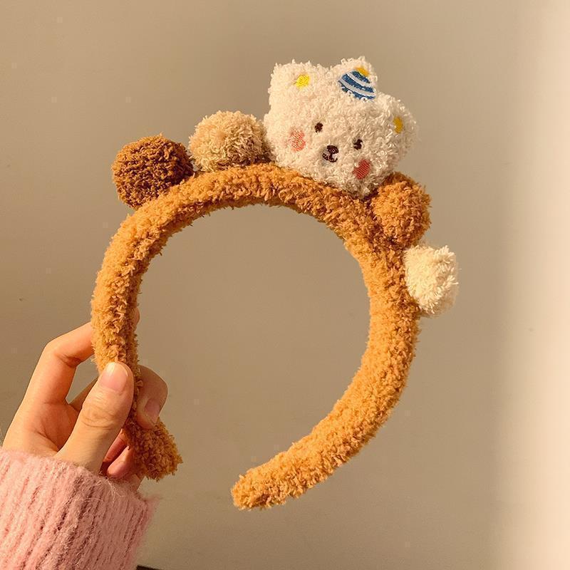 かわいいカラーの子羊の毛の立体のぬいぐるみの熊のカチューシャの漫画の顔を洗ってカチューシャをからかいます。|undefined