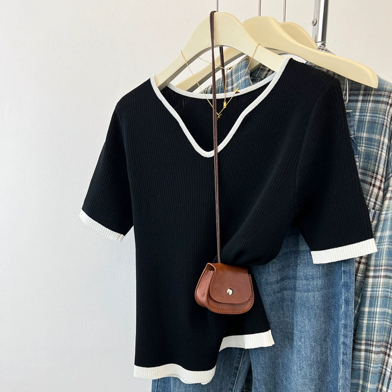 Реальный снимок летнего топа 2025 года с французским воротником-стойкой, V-образным вырезом и дизайном на правом плече, женская трикотажная футболка