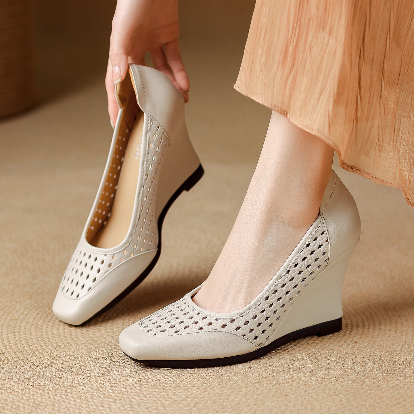 Giày sandal nữ da thật mũi vuông gót xuồng thấp, xỏ chân thoáng khí đi làm — màu trắng ngà, màu mơ