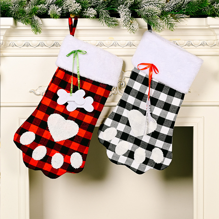 Venta Al Por Mayor De Navidad Rojo Y Negro Plaid Dog Paw Calcetines Decoración Nihaojewelry display picture 12