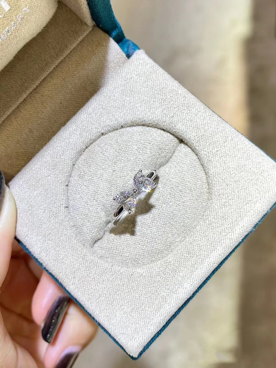 Anillo con lazo y corazón doble de moissanita para mujer en oro_voghion.com