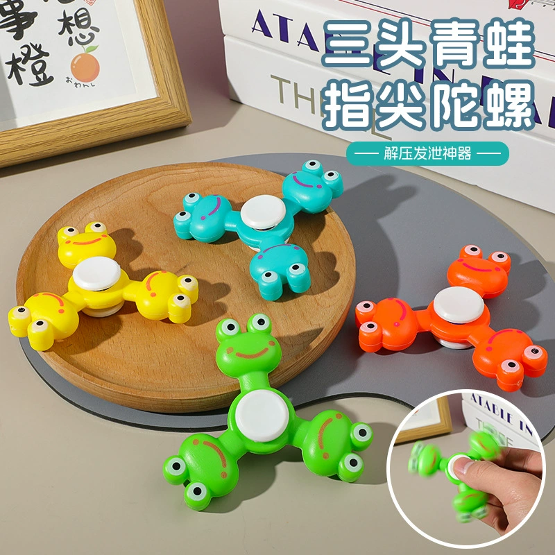 Трансграничные кончиками пальцев трехголовая лягушка декомпрессионный гироскоп вращающийся гироскоп ребенок в парке развлечений разлагаем маленькие игрушки оптом