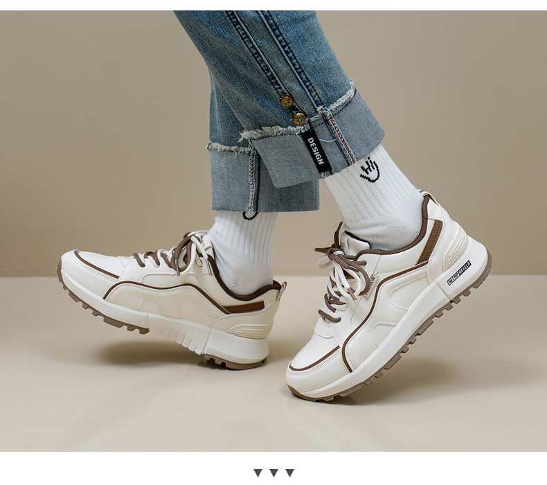 Version coréenne Instagram des petites chaussures blanches pour femmes au printemps 2024. Cette chaussure de conseil d'étudiant est une chaussure décontractée à semelle épaisse pour photo de rue_voghion.com