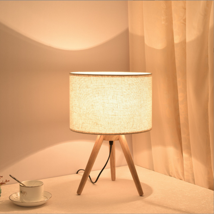 Lámparas de escritorio de telas nórdicas creativas luces de atmósfera luces decorativas de cabezal de cama dormitorio regalos de madera lámpara de noche