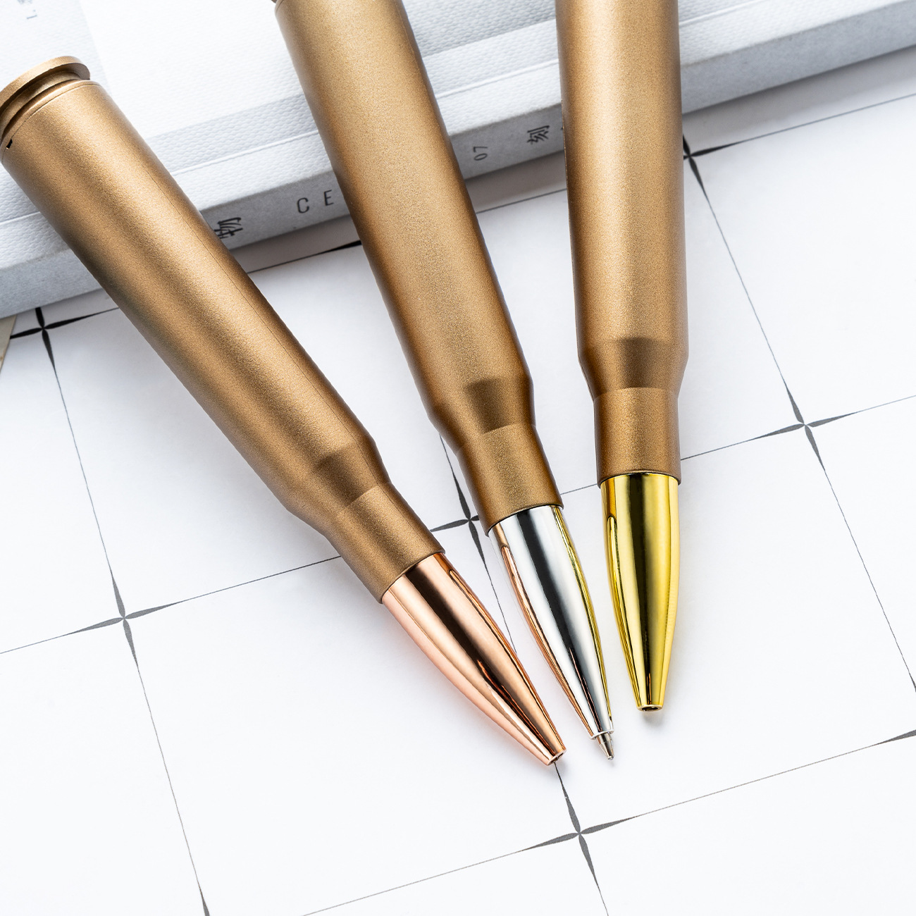 Nueva simulación retro bala bolígrafo juguetes de los estudiantes bolígrafo premio bolígrafo publicitario de plástico giratorio regalos bolígrafo al por mayor