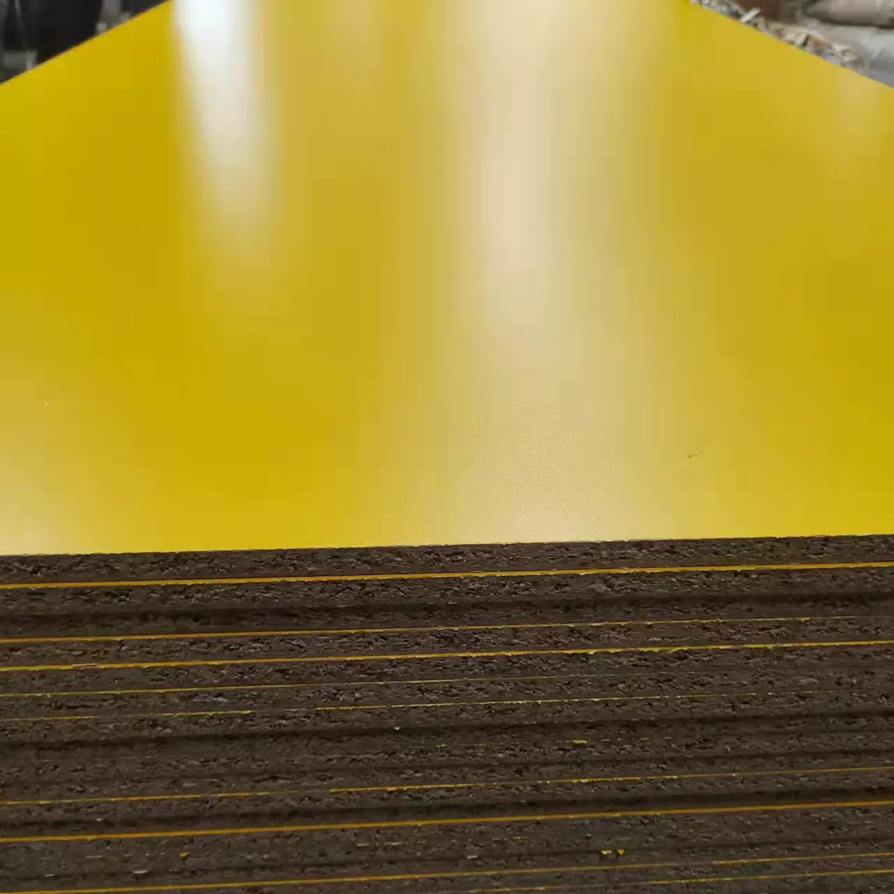 临沂批发实木刨花板颗粒板免漆板三聚氰胺贴面衣柜桌面板家具板