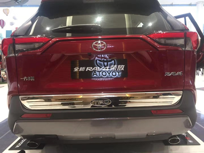 豊田栄は20種類のRAV4を入れて専用のドアの縁のカバーを改造した後、ドアパネルの車体のテールゲートを飾った|undefined