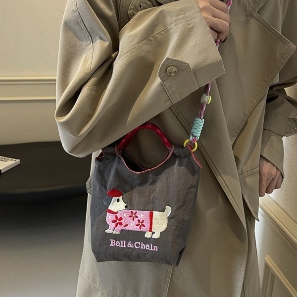 日本製ボールチェーンと同じスタイルの環境に優しい刺繍ショッピングバッグナイロン布フラワーポータブルニッチファッションショッピングバッグ|undefined