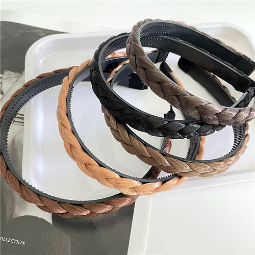 Korean-style fishbone corkscrew hair tie that conceals hairline, compresses hair, and prevents slipping for a simple ponytail hair accessory