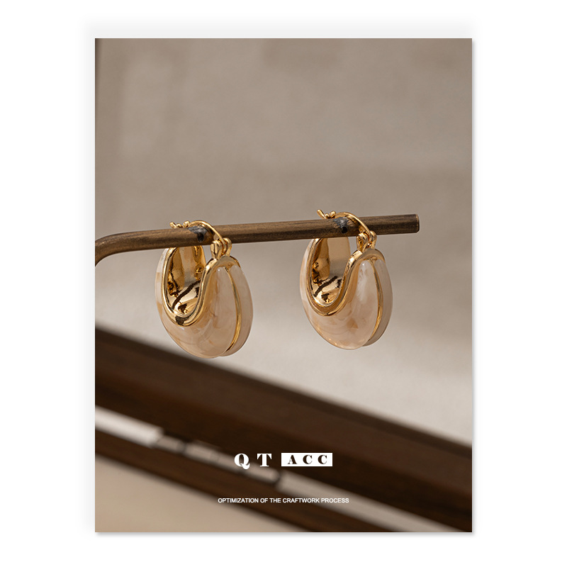 Europa y América de moda retro exquisita alta sensación de resina pernos de orejas de aire simple universal viaje otoño invierno nuevos auriculares
