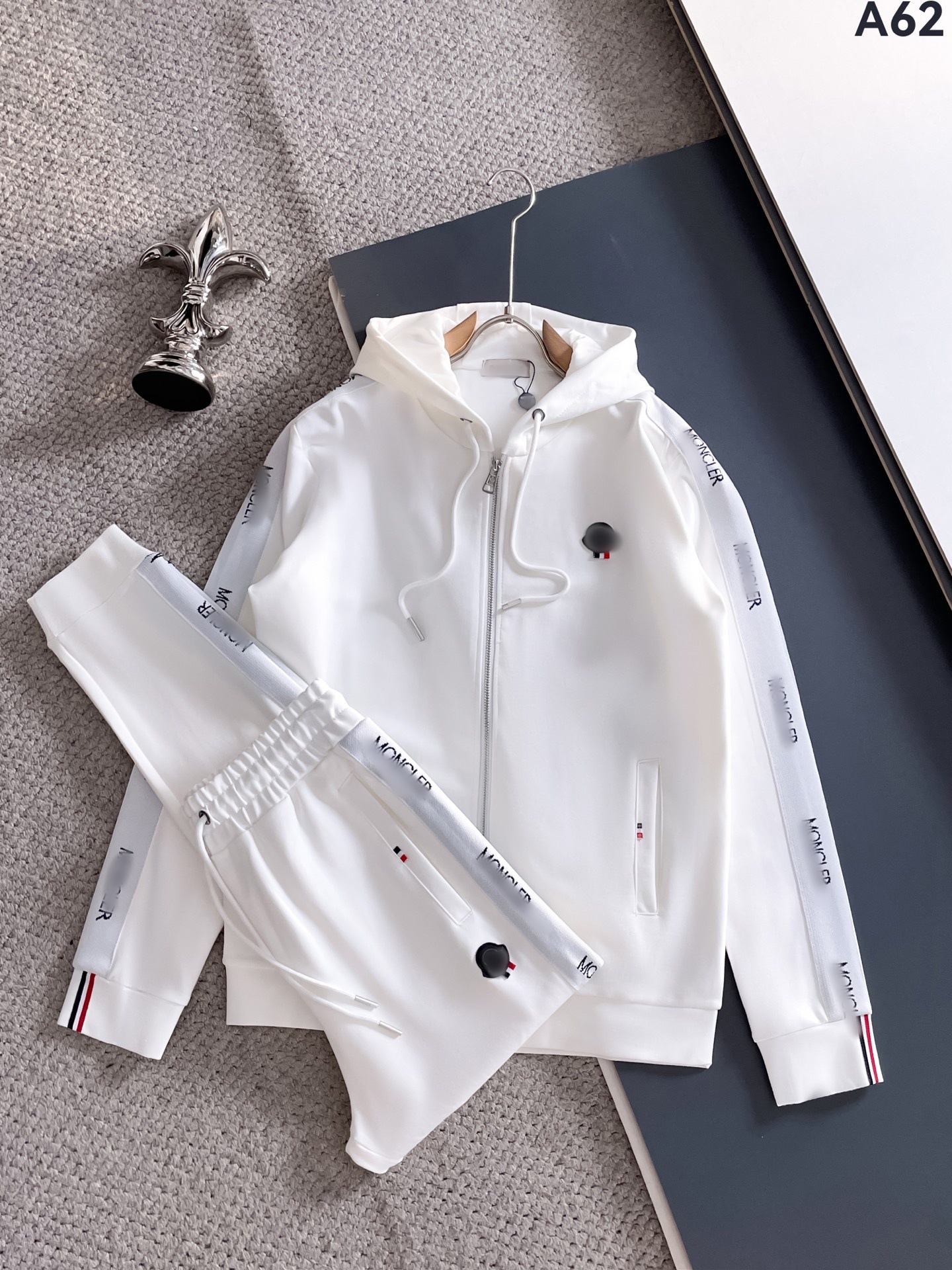 White a62 / M