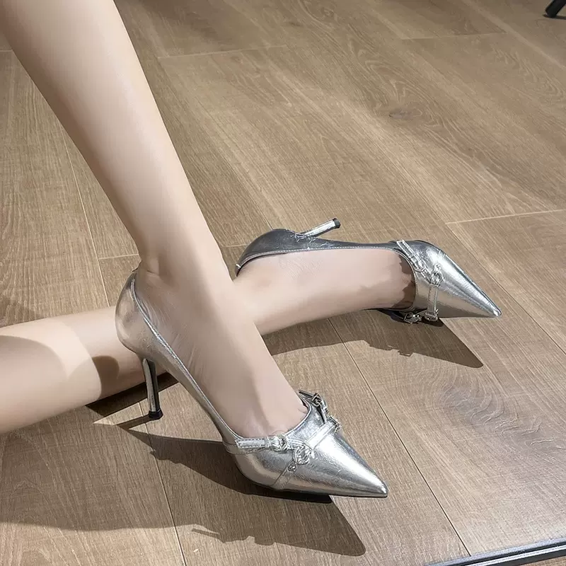 银色轻熟绝美高跟鞋女2026新款法式气质尖头细跟单鞋配裙子