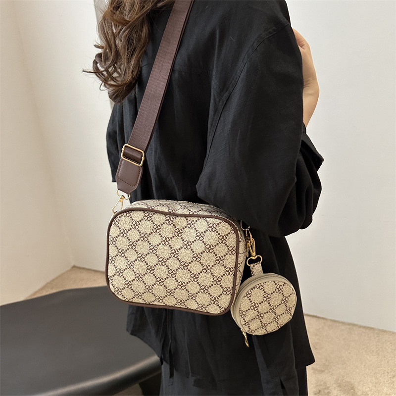 2024 nueva moda simple retro bolso impreso de mujer extranjero ancho cinturón de hombro bolso de hombro casual bolso de mochila