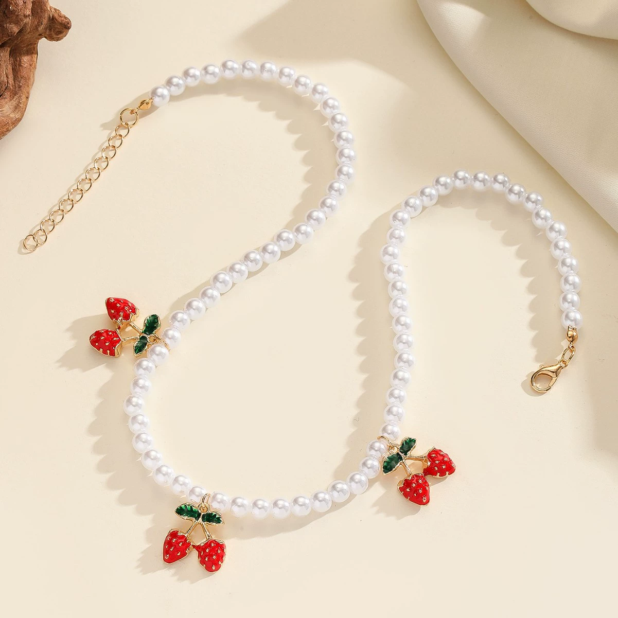 Европейское и американское трансграничное ожерелье с имитацией жемчуга и клубники, женское нишевое дизайнерское французское легкое роскошное темпераментное персонализированное ювелирное изделие на ключице