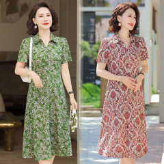 気質のお母さんの半袖は襟のワンピースの2025の新型の夏の洋気の中で老年の婦人服のファッションの花が膝を越えます。