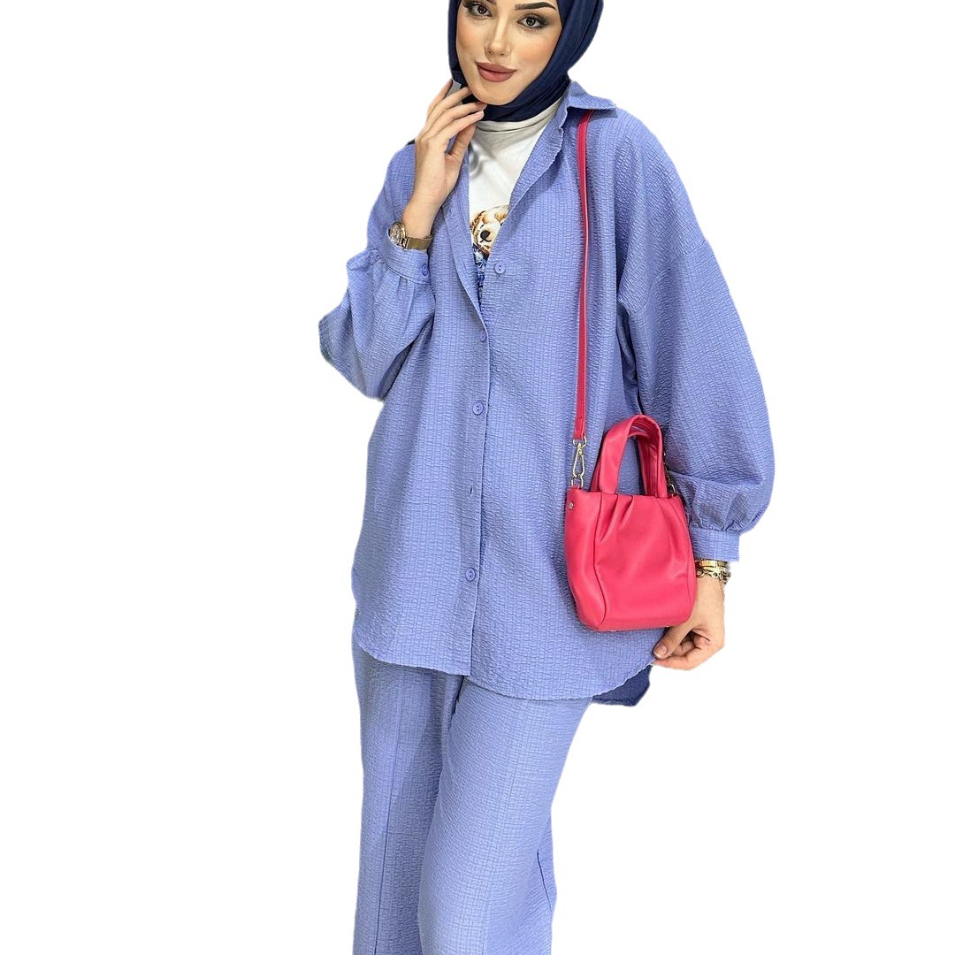 Neue Mode für arabische Damen im Nahen Osten, Frühjahr/Sommer 2024: Locker fallendes, knittriges Langarm-Hemd- und Hosen-Set aus leichtem Stoff._voghion.com