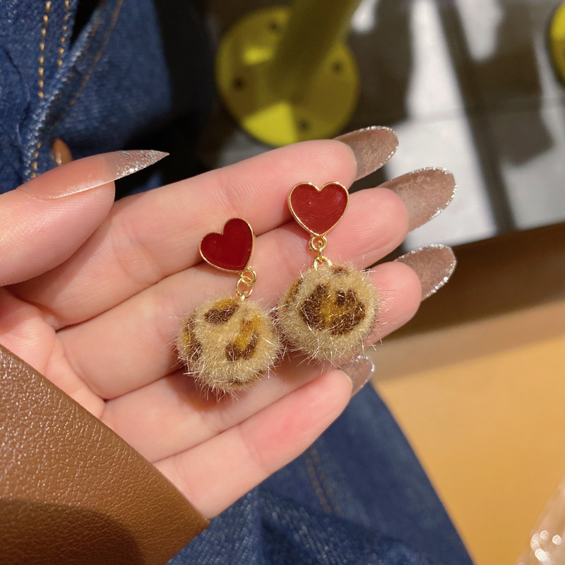 South Korea Autumn And Winter Love Hair Ball Leopard Earrings Fashion Personality Earrings display picture 9