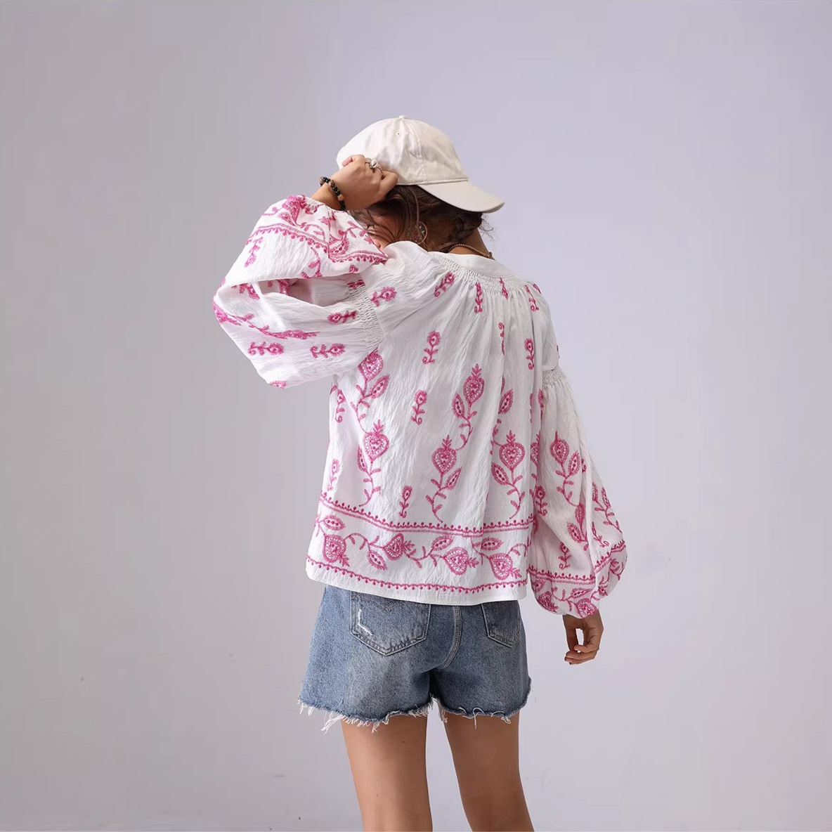 Spot Europa y Estados Unidos comercio exterior transfronterizo ropa de mujer estilo nacional flores bordadas camisa suelta de cuello medio abierto elegancia francesa