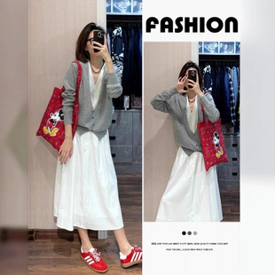 ����r�д���һ����Ů��a��mm�OӋ�мكɼ���ɫᘿ�������ȹ���b