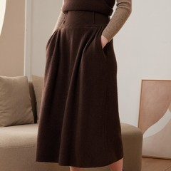 冬の新型の濃いカレー色のカシミヤのa字の半身のスカートの女性の秋冬の垂れ下がった感じの中で長いスカートはやせていてお腹の長いスカートを遮ります。