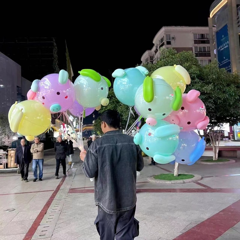 ネットの赤い発光のブタの風船の漫画の新型のカエルの波のボールの材料はおもちゃの夜市を包んで露店の小さい商品を並べます。|undefined